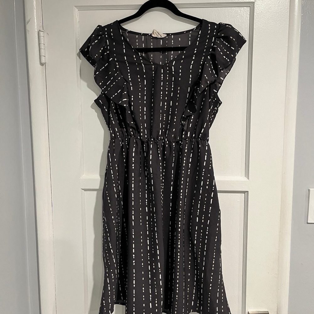 Betsey’s Boutique shop - grey dress